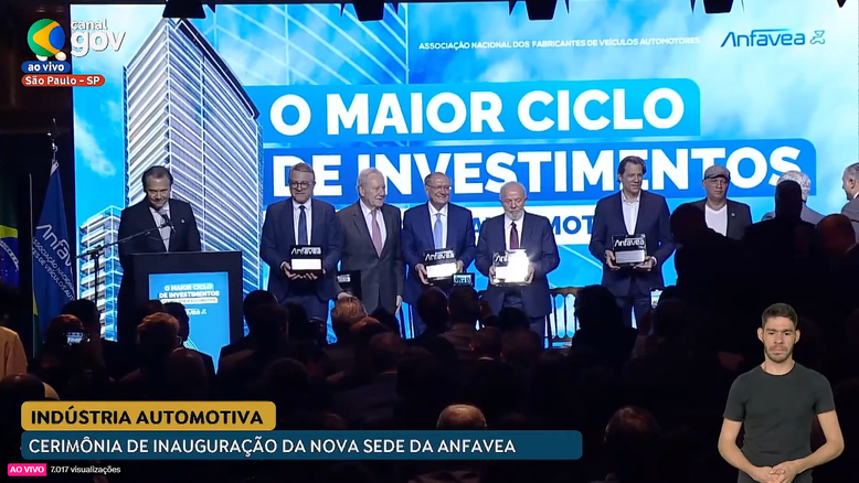Lula afaga Padilha e garante ministro no cargo por 'muito tempo'