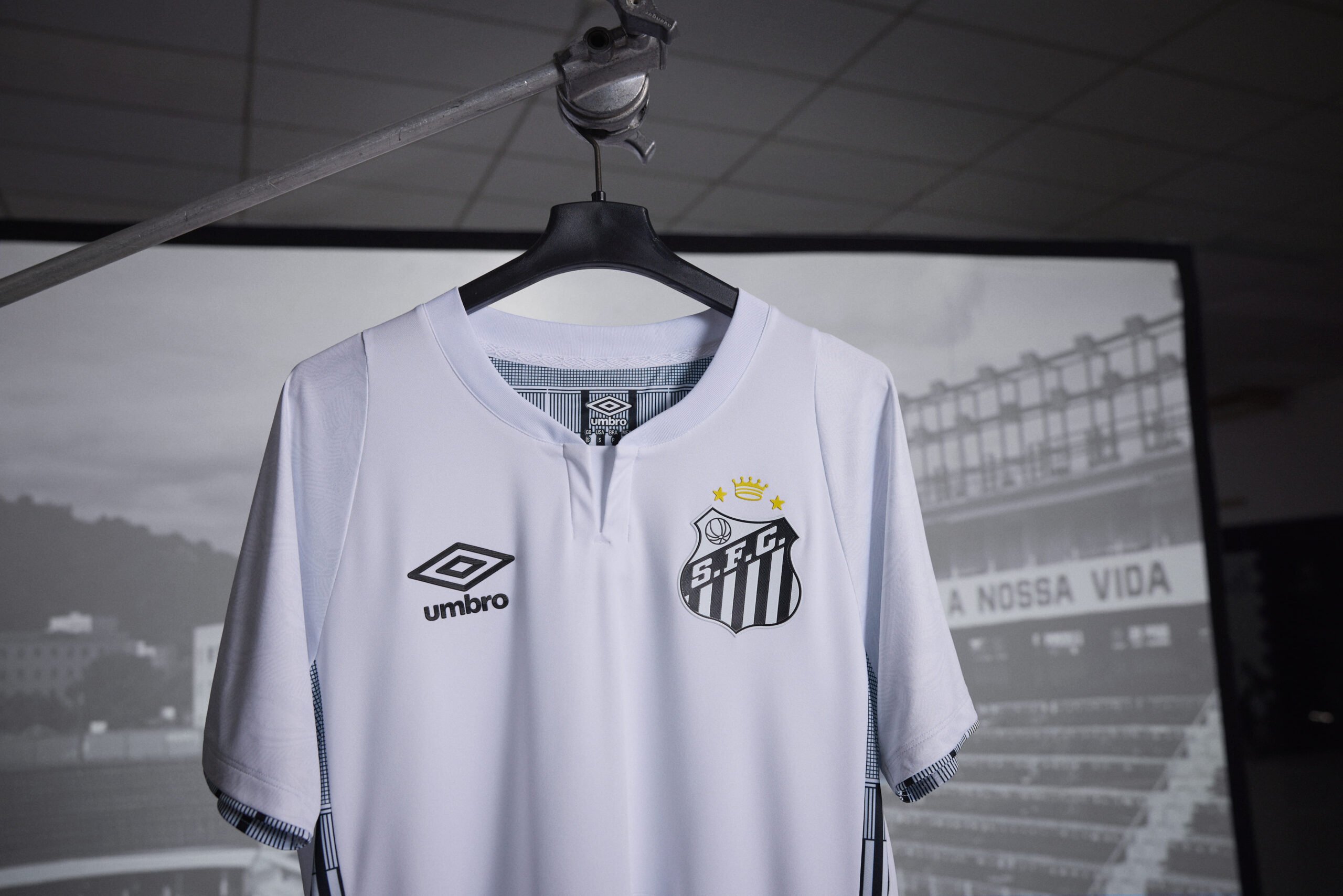 Com homenagem à Vila Belmiro, Santos FC e Umbro apresentam os uniformes 1 e 2 do Peixe para a temporada 2024 3 Com homenagem à Vila Belmiro, Santos FC e Umbro apresentam os uniformes 1 e 2 do Peixe para a temporada 2024