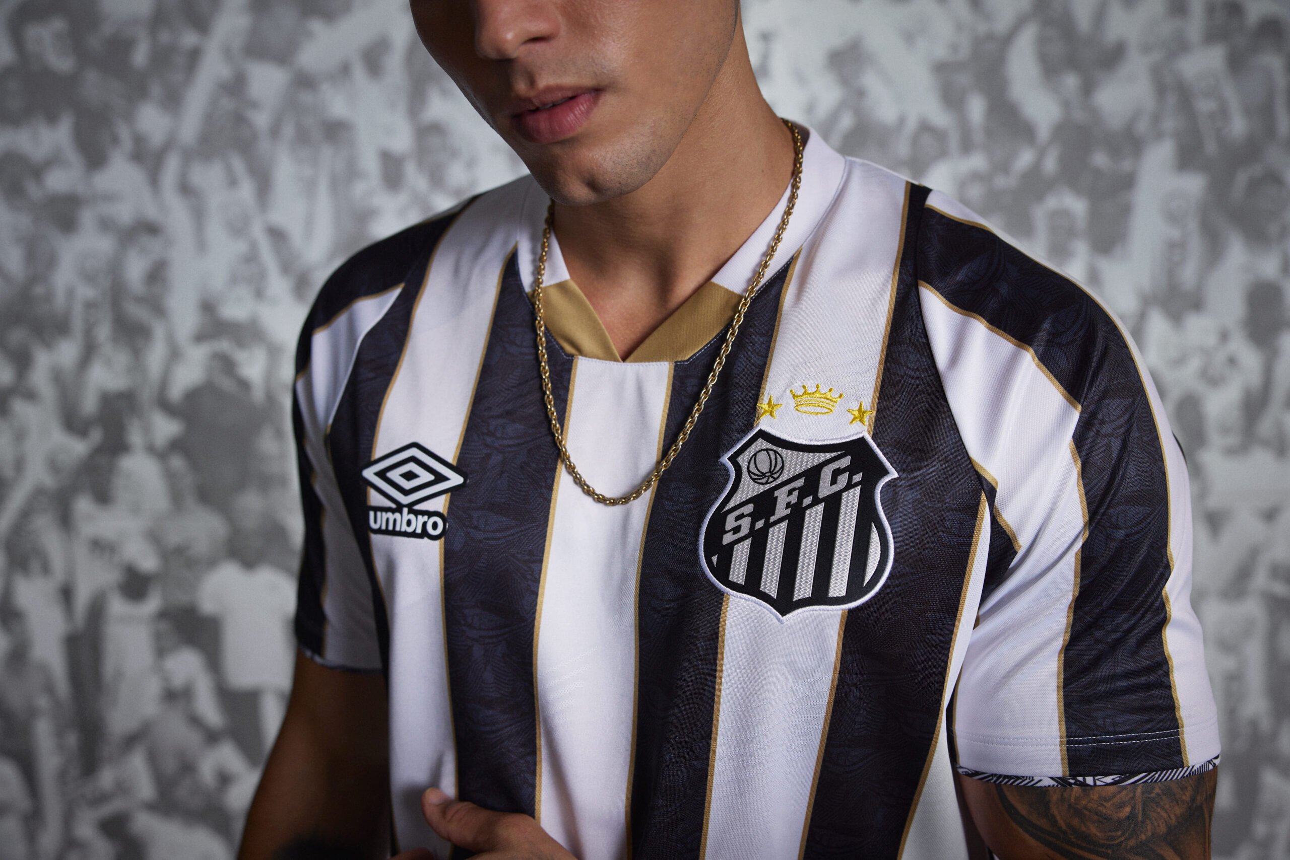Com homenagem à Vila Belmiro, Santos FC e Umbro apresentam os uniformes 1 e 2 do Peixe para a temporada 2024 4 Com homenagem à Vila Belmiro, Santos FC e Umbro apresentam os uniformes 1 e 2 do Peixe para a temporada 2024