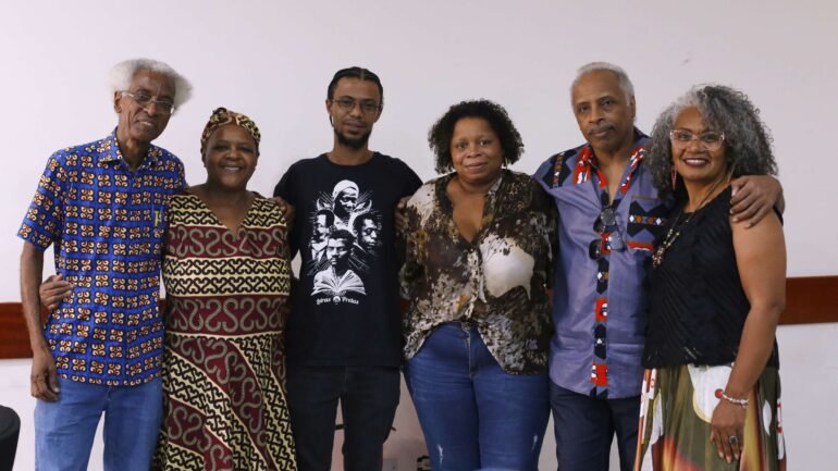 Integrantes do coletivo Quilombhoje Literatura