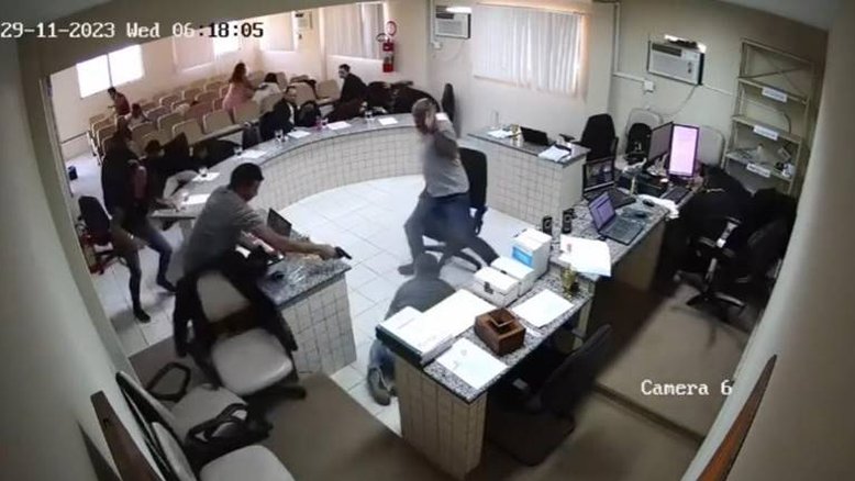 Homem interrompe julgamento e atira contra acusado pelo assassinato do pai em Pernambuco