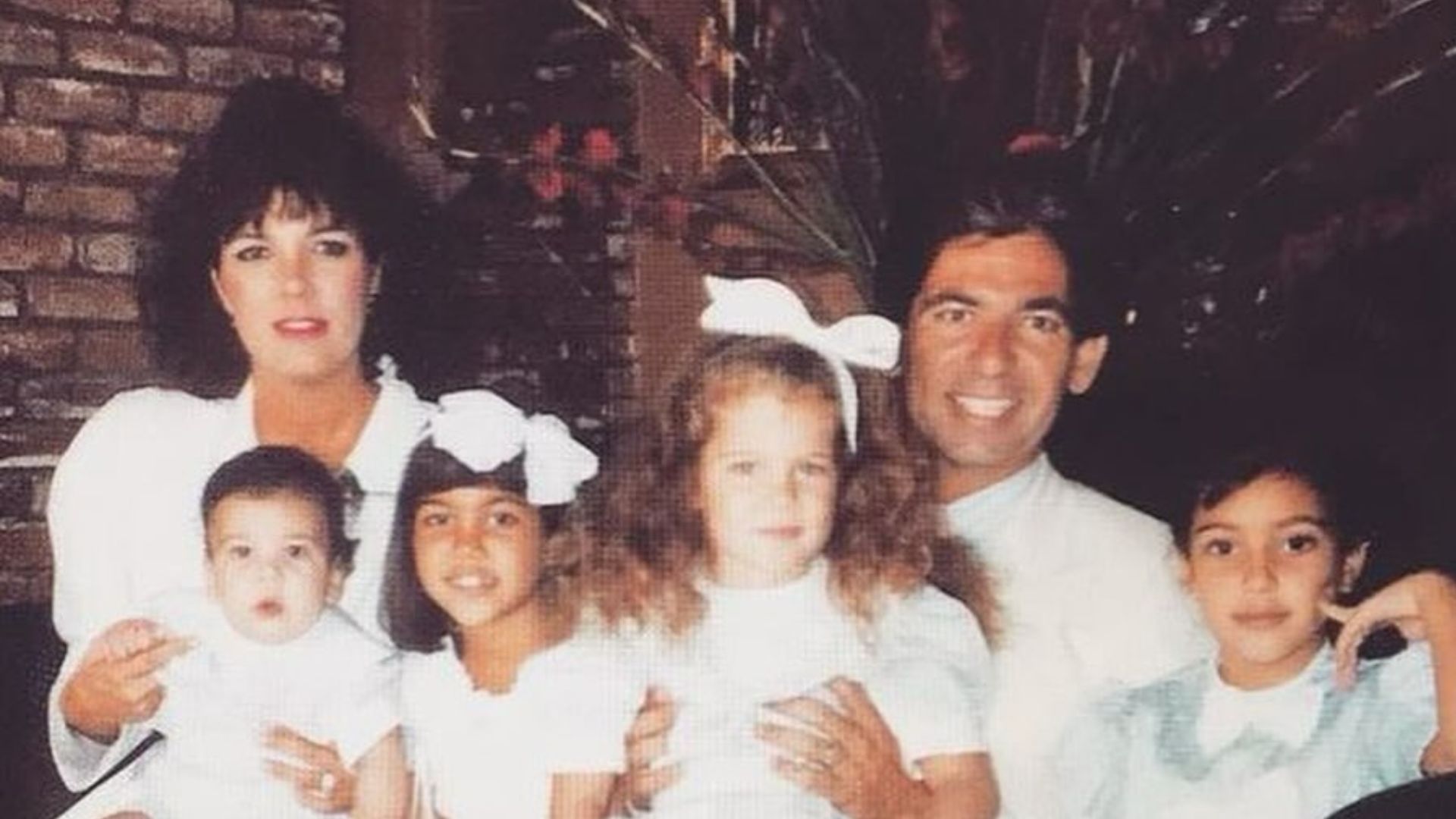 Kris Jenner e Robert Kardashian com os filhos Rob, Kim, Khloé e Kourtney