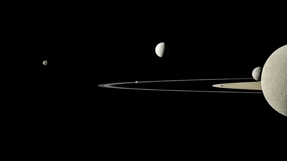 Em julho de 2011, a espaçonave Cassini tirou esta foto que registra cinco das luas de Saturno, logo acima do seu plano anelar. Da esquerda para a direita, estão as pequenas luas Janus e Pandora, respectivamente, com 179 e 81 quilômetros de diâmetro; Enceladus, brilhante e com 504 quilômetros de diâmetro, e Mimas, com 396 quilômetros de diâmetro, vista ao lado de Reia. Cortada pela borda direita do quadro, Reia é a segunda maior lua de Saturno, com 1,5 mil quilômetros de diâmetro. Ao todo, Saturno tem 146 luas identificadas até o momento