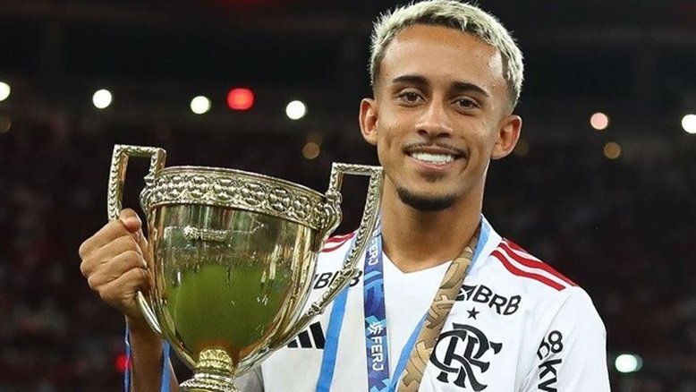 Jogador do Flamengo é roubado após título do Carioca: 'Colocaram fuzil na minha cara'