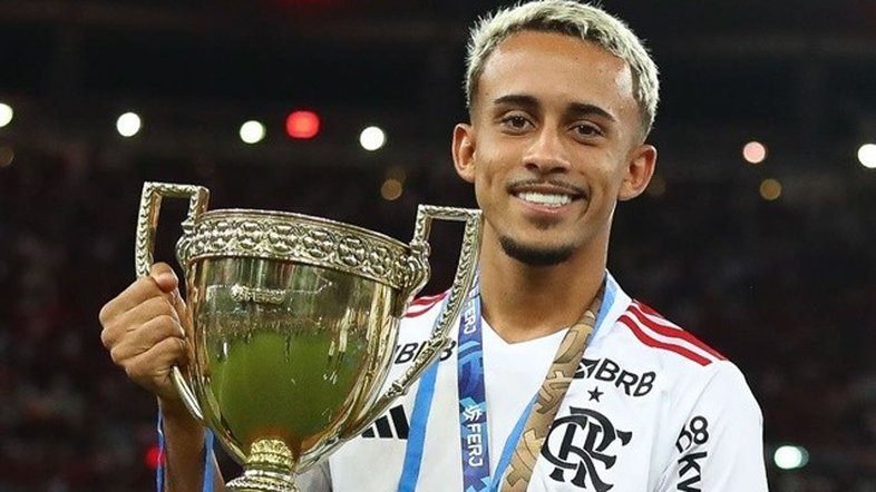 Jogador do Flamengo é roubado após título do Carioca: 'Colocaram fuzil na minha cara'