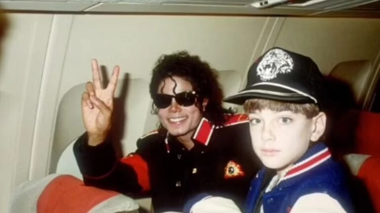 Fotos nuas de Michael Jackson podem ser compartilhadas devido a processo contra o Rei do Pop