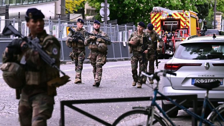 Polícia prende homem que invadiu consulado do Irã em Paris com colete de explosivos e granadas