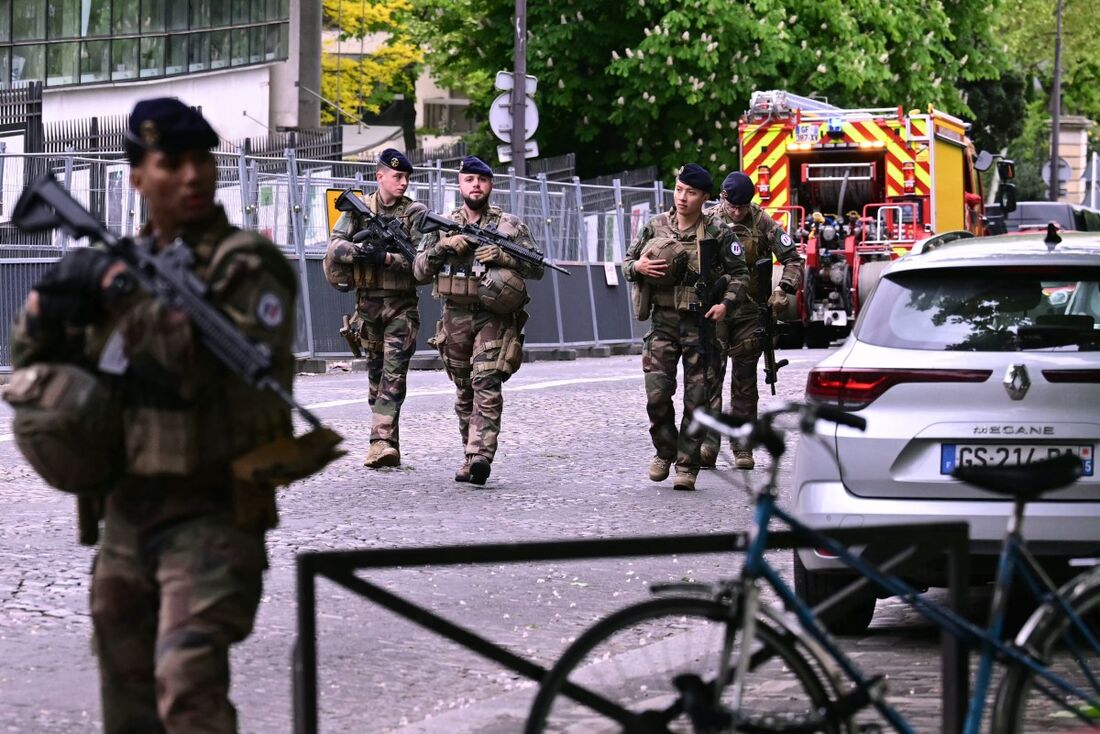 Polícia prende homem que invadiu consulado do Irã em Paris com colete de explosivos e granadas
