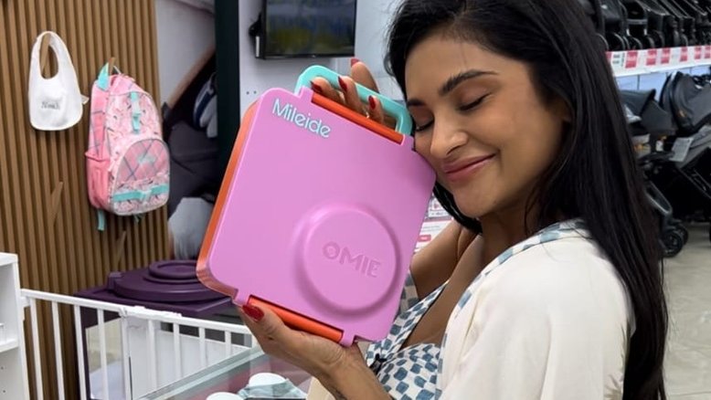 Mileide Mihaile viaja e vai às compras em loja de enxovais em Orlando
