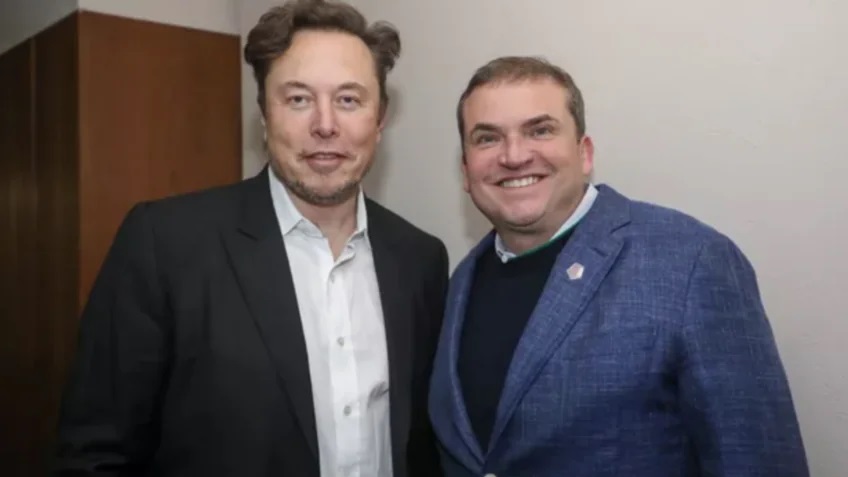 Elon Musk e o empresário Alberto Leite