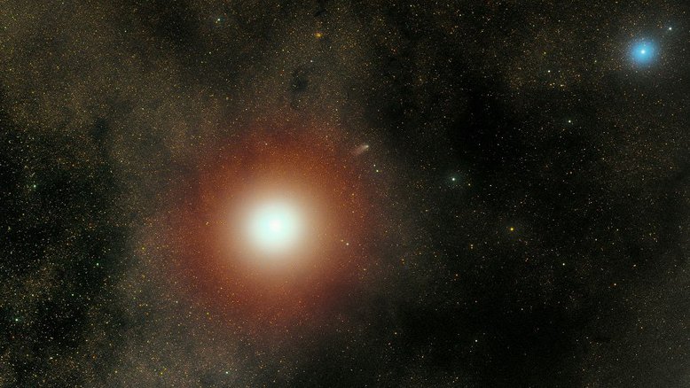 Nesta imagem, registrada em outubro de 2014, vê-se o planeta Marte um dia depois do seu encontro com o cometa Siding Spring. Em sua aproximação máxima, o cometa ficou a quase 140 mil km de Marte, o que equivale a cerca de um terço da distância entre a Terra e a Lua. As espaçonaves e rovers em Marte não relataram efeitos nocivos em função da visita desse integrante externo ao Sistema Solar. Além do brilhante planeta vermelho, esta fotografia telescópica também exibe a estrela azulada 51 Ophiuchi, no canto superior direito