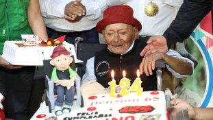 O peruano Marcelino 'Mashico' Abad sorri ao comemorar seu 124º aniversário, enquanto autoridades locais afirmam que ele pode ser a pessoa mais velha do mundo