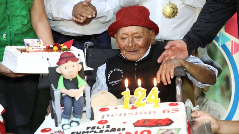 O peruano Marcelino 'Mashico' Abad sorri ao comemorar seu 124º aniversário, enquanto autoridades locais afirmam que ele pode ser a pessoa mais velha do mundo