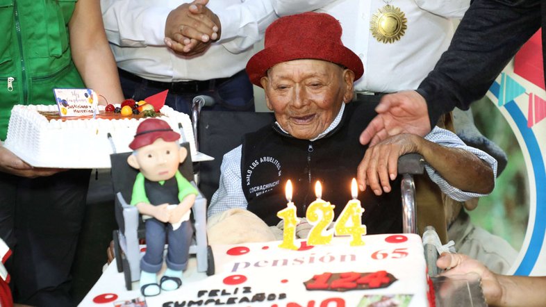 O peruano Marcelino 'Mashico' Abad sorri ao comemorar seu 124º aniversário, enquanto autoridades locais afirmam que ele pode ser a pessoa mais velha do mundo