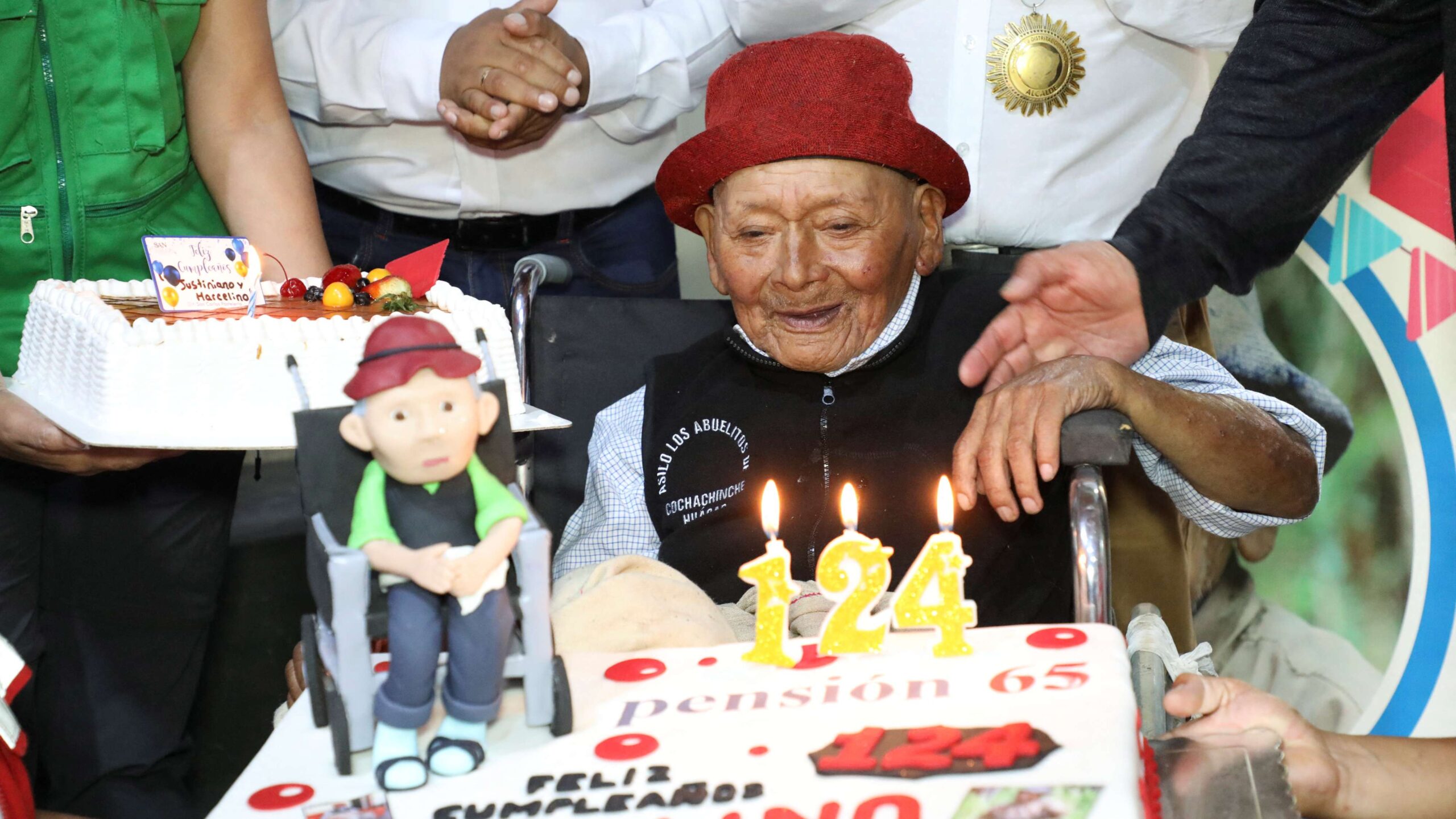 O peruano Marcelino 'Mashico' Abad sorri ao comemorar seu 124º aniversário, enquanto autoridades locais afirmam que ele pode ser a pessoa mais velha do mundo