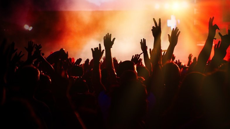 Pessoas dançam ao som de música techno