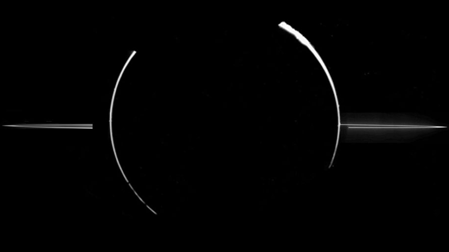Por que Júpiter tem anéis? Eles foram descobertos, em 1979, pela sonda Voyager 1, mas a sua origem era um mistério. Dados da sonda Galileo, que orbitou Júpiter entre 1995 e 2003, confirmaram mais tarde que estes anéis foram criados por impactos de meteoroides em pequenas luas próximas. Na imagem, vê-se um eclipse do Sol por Júpiter, visto da sonda Galileo. Pequenas partículas de poeira no alto da atmosfera de Júpiter, bem como as partículas de poeira que compõem os anéis, podem ser vistas pela luz solar refletida