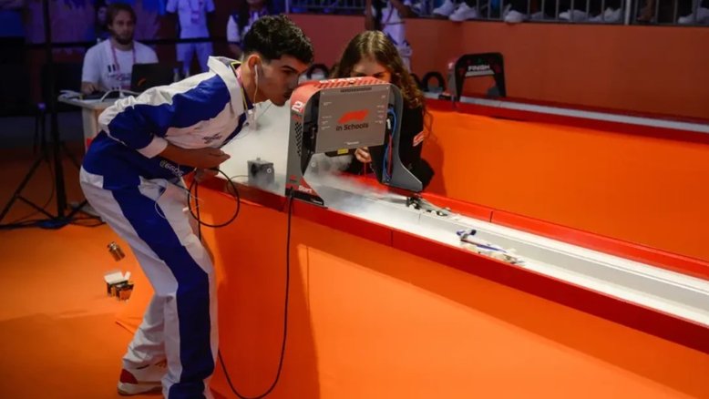 Estudantes brasileiros vencem torneio mundial de robótica nos Estados Unidos