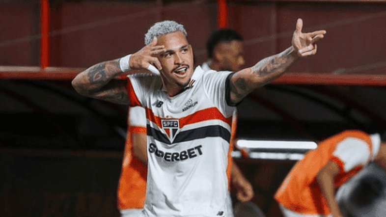 São Paulo bate Atlético-GO, evolui e vence a primeira no Brasileirão