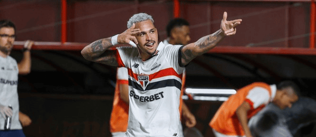 São Paulo bate Atlético-GO, evolui e vence a primeira no Brasileirão