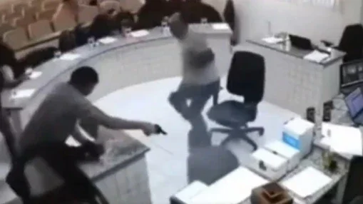 Vídeo: homem dá vários tiros em réu durante júri em Pernambuco