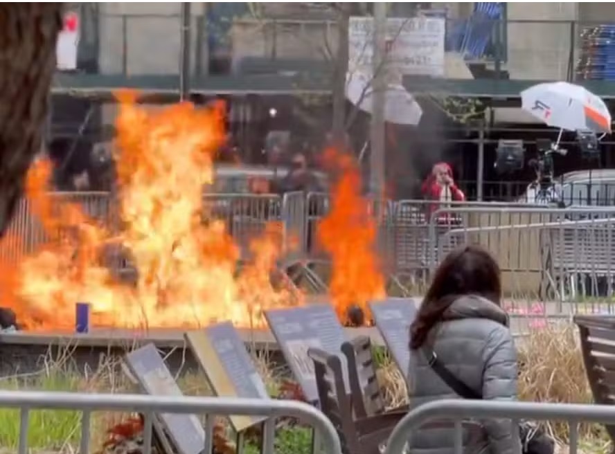 Homem ateia fogo em si mesmo próximo de onde Trump é julgado