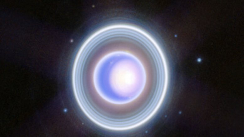 Esta imagem de Urano, obtida pelo Telescópio Espacial James Webb, mostra o planeta e os seus anéis com muita clareza. Nota-se a calota polar norte sazonal de Urano, incluindo a calota interna branca e brilhante, junto à faixa escura, na parte inferior. Os tênues anéis interno e externo de Urano também estão visíveis. Nove das 27 luas de Urano aparecem como pontos azuis que circundam os anéis do planeta. No sentido horário, são eles: Rosalinda, Puck, Belinda, Desdêmona, Créssida, Bianca, Pórcia, Julieta e Perdita. As órbitas das luas partilham a inclinação exótica de 98 graus do planeta em relação ao plano do Sistema Solar