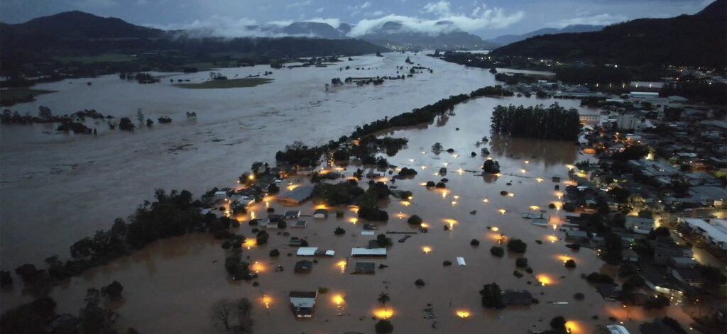Foto aérea mostra cidade de Encantado, no Rio Grande do Sul, de baixo da água após temporal