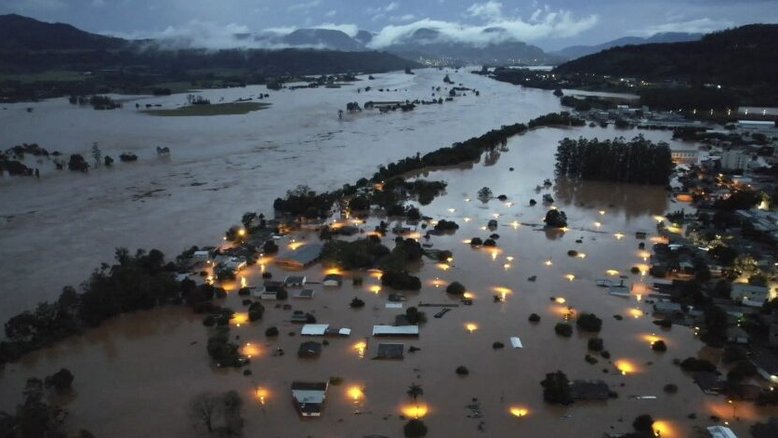 Foto aérea mostra cidade de Encantado, no Rio Grande do Sul, de baixo da água após temporal