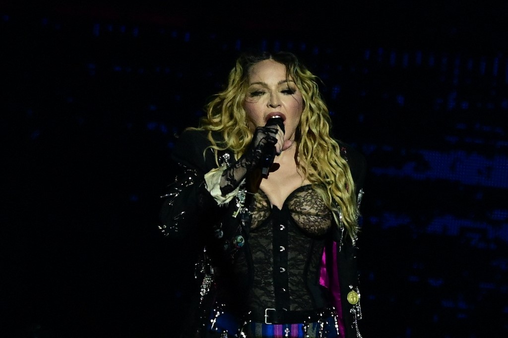 Confira os principais vídeos do show da Madonna no Brasil