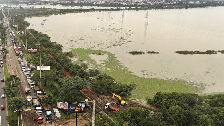Cheia recorde do Guaíba inunda aeroporto e causa falta de água potável