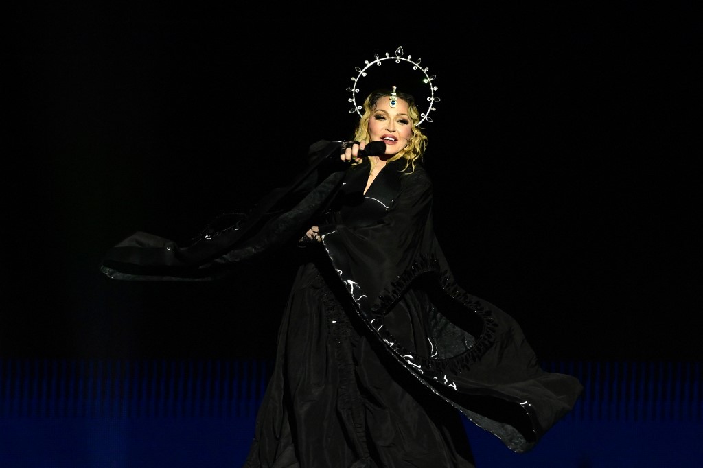 Madonna durante performance do show no Rio de Janeiro