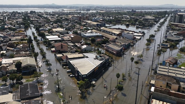 Vista aérea de ruas inundadas em Porto Alegre, Brasil, tirada em 6 de maio de 2024, após tempestades torrenciais no Rio Grande do Sul