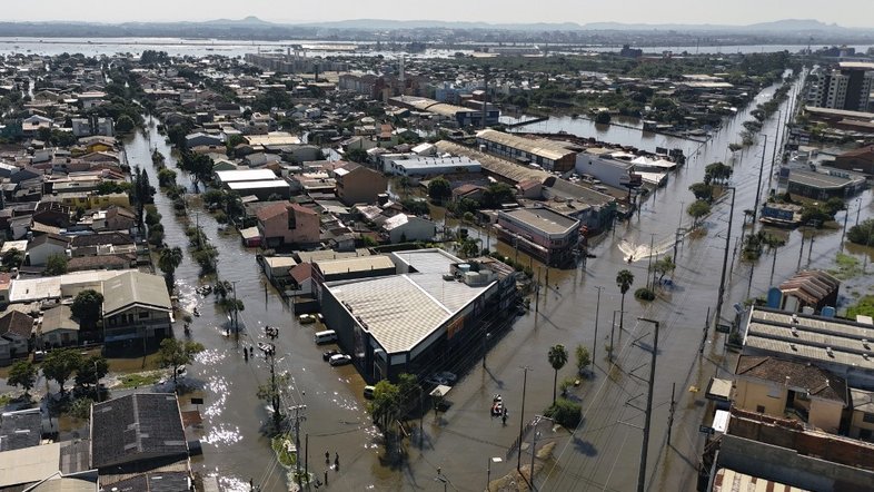 Vista aérea de ruas inundadas em Porto Alegre, Brasil, tirada em 6 de maio de 2024, após tempestades torrenciais no Rio Grande do Sul