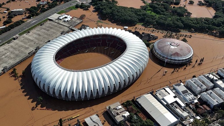 Vista aérea do estádio Beira-Rio inundado do Internacional, em Porto Alegre, Rio Grande do Sul, Brasil, em 7 de maio de 2024. Desde que o dilúvio sem precedentes começou na semana passada, pelo menos 90 pessoas morreram e mais de 150 mil foram expulsos de suas casas por enchentes e deslizamentos de terra no estado do Rio Grande do Sul, disseram as autoridades. ANSELMO CUNHA/AFP