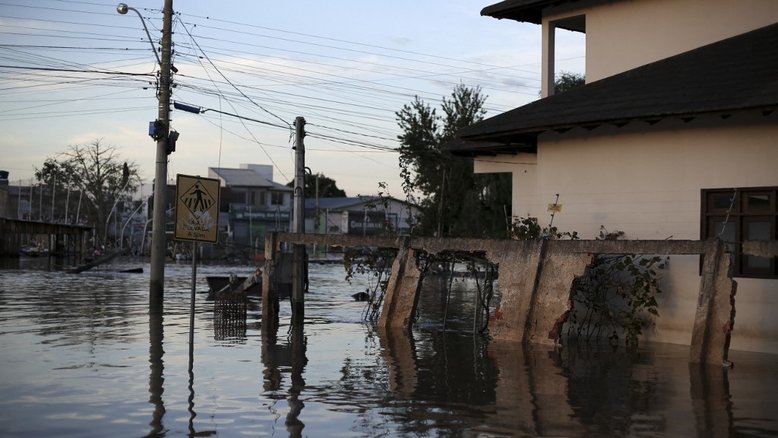 Vista de uma rua inundada em Eldorado do Sul (RS)