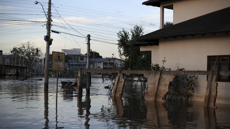 Vista de uma rua inundada em Eldorado do Sul (RS)