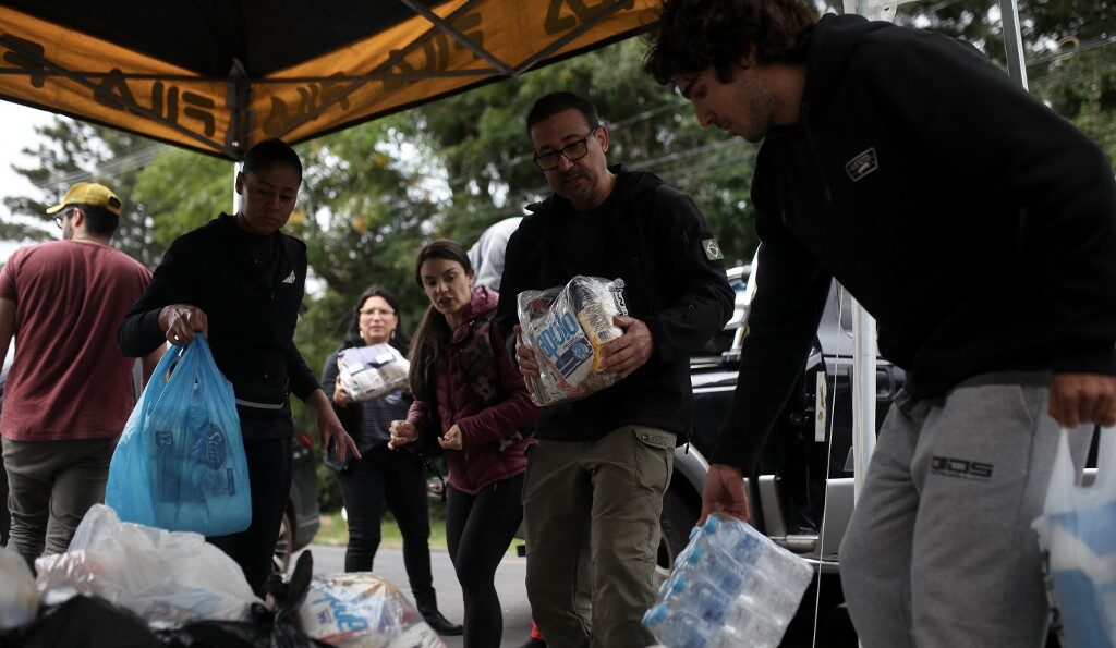 Voluntários organizam doações a serem levadas ao Guaíba para vítimas das enchentes em Porto Alegre (RS)
