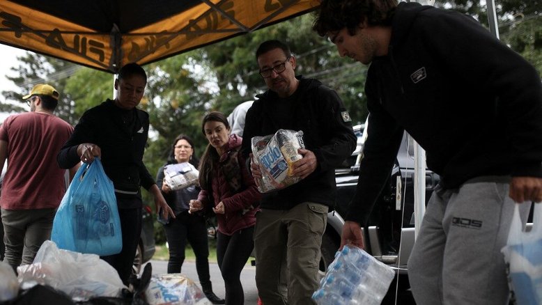 Voluntários organizam doações a serem levadas ao Guaíba para vítimas das enchentes em Porto Alegre (RS)