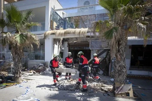 Bombeiros trabalham um dia depois que um restaurante de dois andares desabou