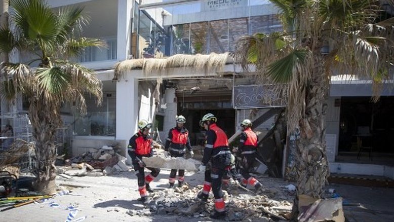 Bombeiros trabalham um dia depois que um restaurante de dois andares desabou