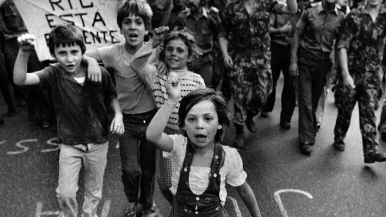 Fotos da Revolução dos Cravos exibem os primórdios do estilo de Sebastião Salgado