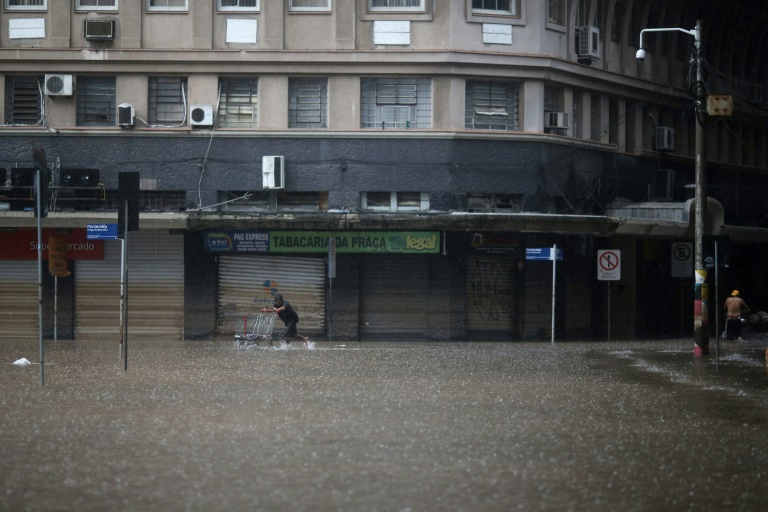 Chuva volta a causar inundações em Porto Alegre