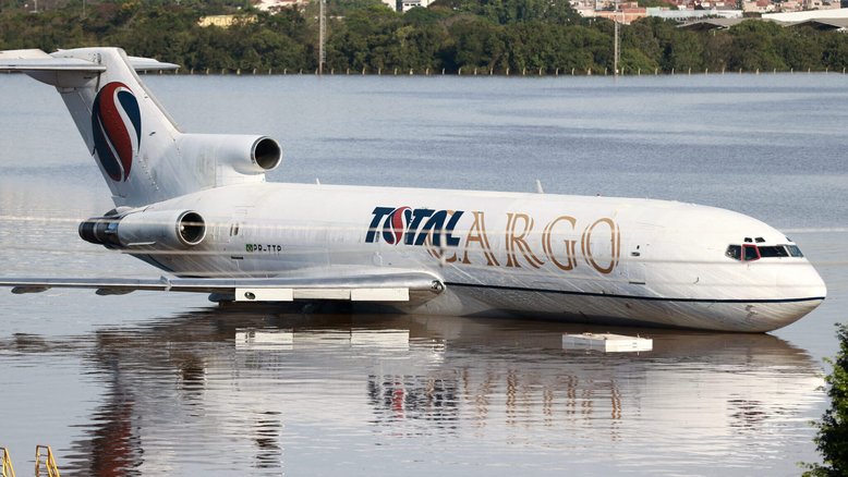 Avião parado em pista alagada do aeroporto Salgado Filho, em Porto Alegre