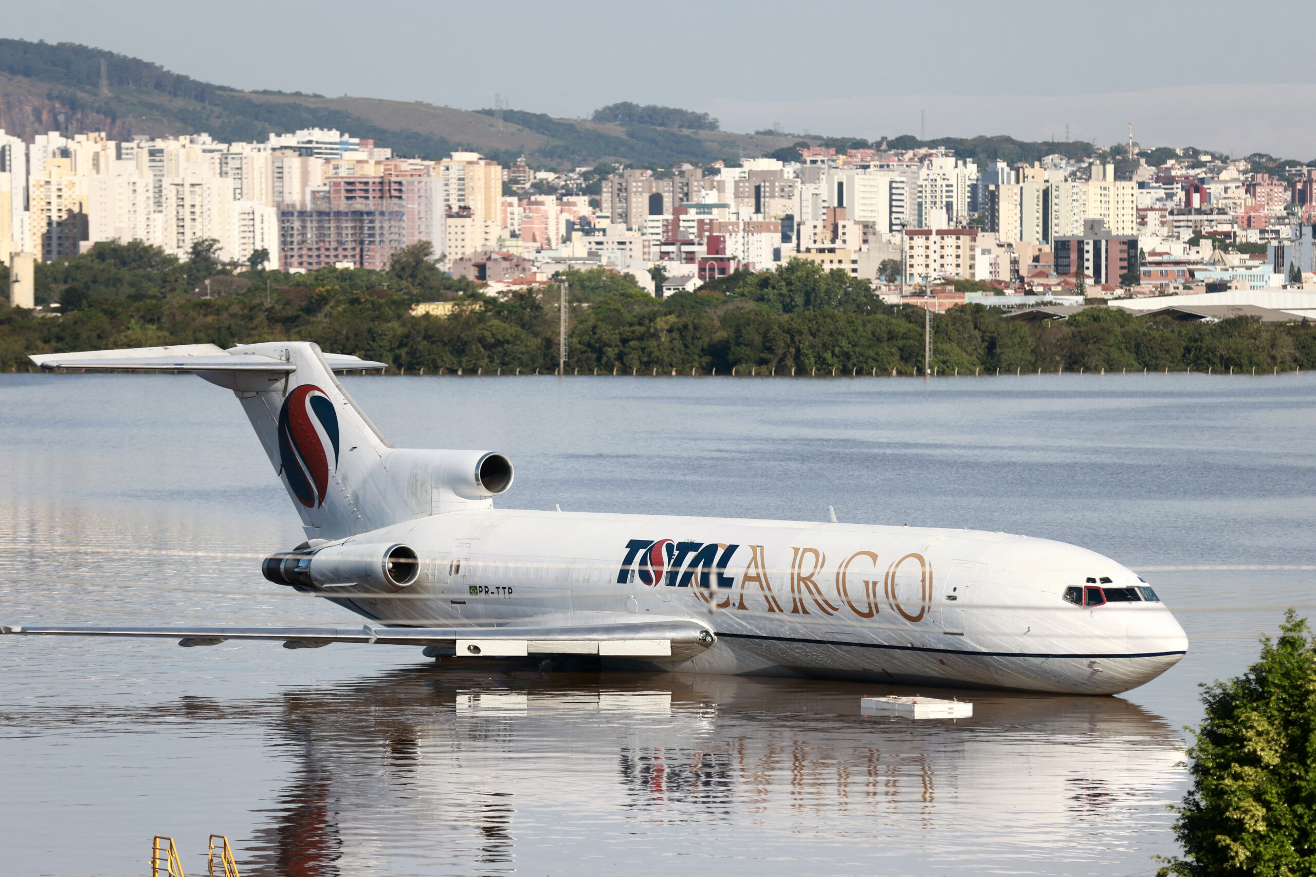 Avião parado em pista alagada do aeroporto Salgado Filho, em Porto Alegre