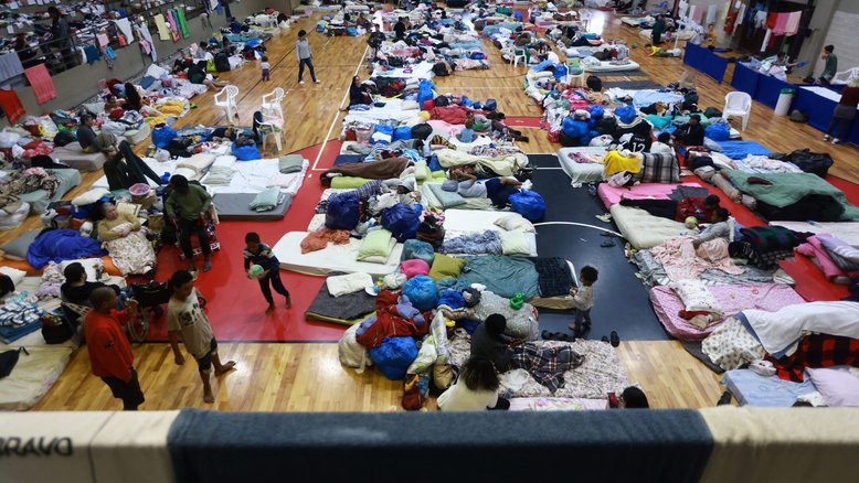 Pessoas em abrigos em Porto Alegre (RS)