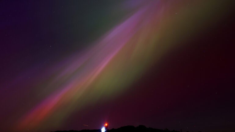 Fotos: auroras boreais são registradas em vários países após tempestade solar