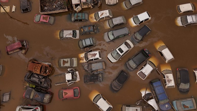 Imagem aérea mostra carros inundados em Eldorado do Sul, Rio Grande do Sul