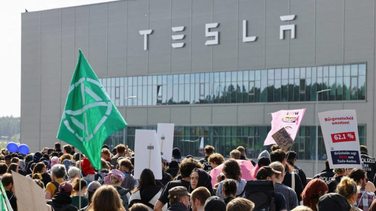 Ativistas protestam contra expansão de fábrica da Tesla em Gruenheide, na Alemanha 11/05/2024 REUTERS/Christian Mang