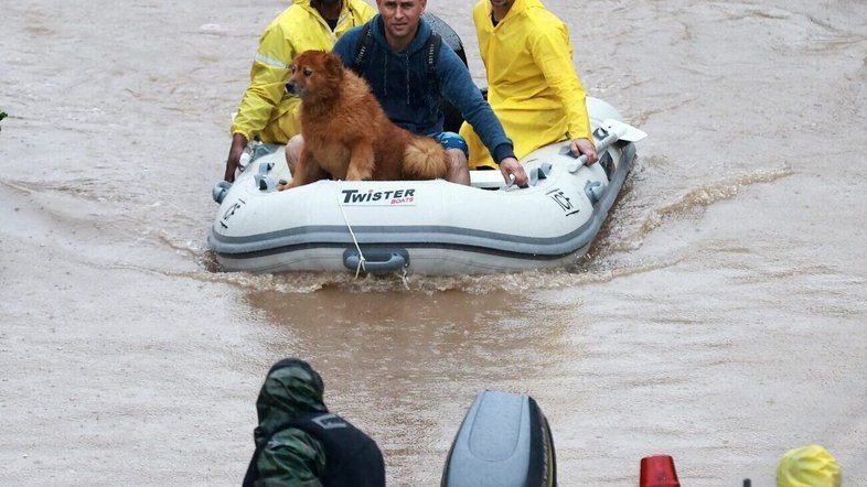 Porto Alegre enfrenta chuva forte e bairros voltam a alagar
